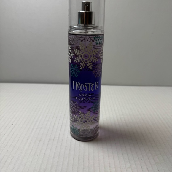 Bath And Body Works FROSTED SNOW BLOSSOM Originals 8 oz Fragrance Spray NEW - Picture 2 of 5
